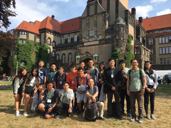 師生開心於德國德類斯登工業大學(Dresden University of Technology)圖書館前合影。