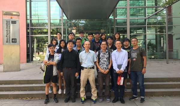 在馬克斯—普朗克固體化學物理所與講者Dr. Chun-Fu Chang 於 Max Planck拍照留念。