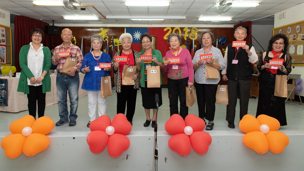 評審孟利路(左一)頒發80歲以上參賽者永保青春獎