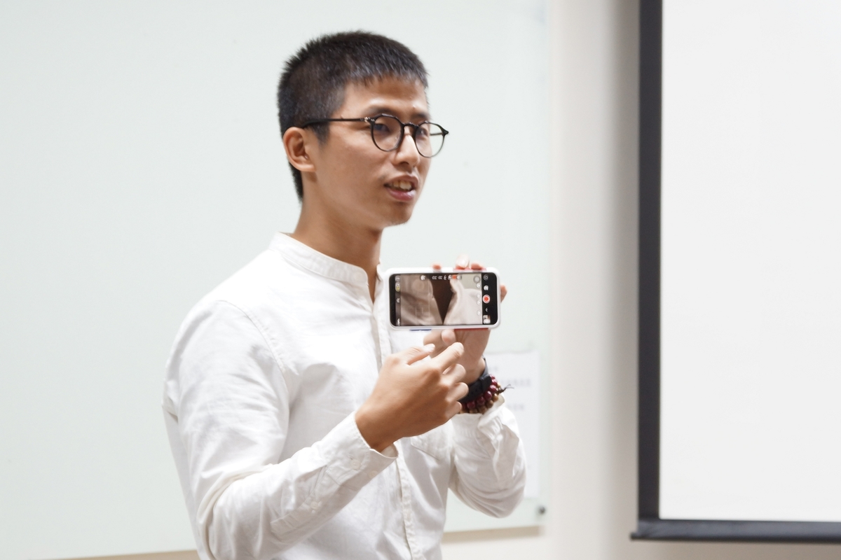 張峻健現場示範,可適時運用外掛式鏡頭,並使用連拍避免畫面晃動、用水平線去平衡畫面、注意構圖、高低角度等,手機也能拍出理想照片。