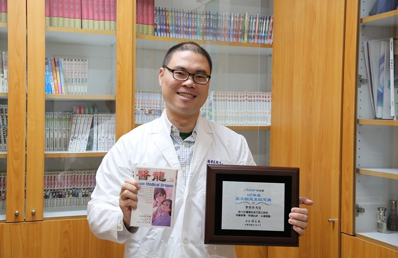 國立中山大學生物科學系副教授李哲欣研究以「沙門氏桿菌」治療惡性腫瘤,榮獲科技部吳大猷先生紀念獎。平日他喜讀漫畫並藉此發想,為研發注入創新能量。