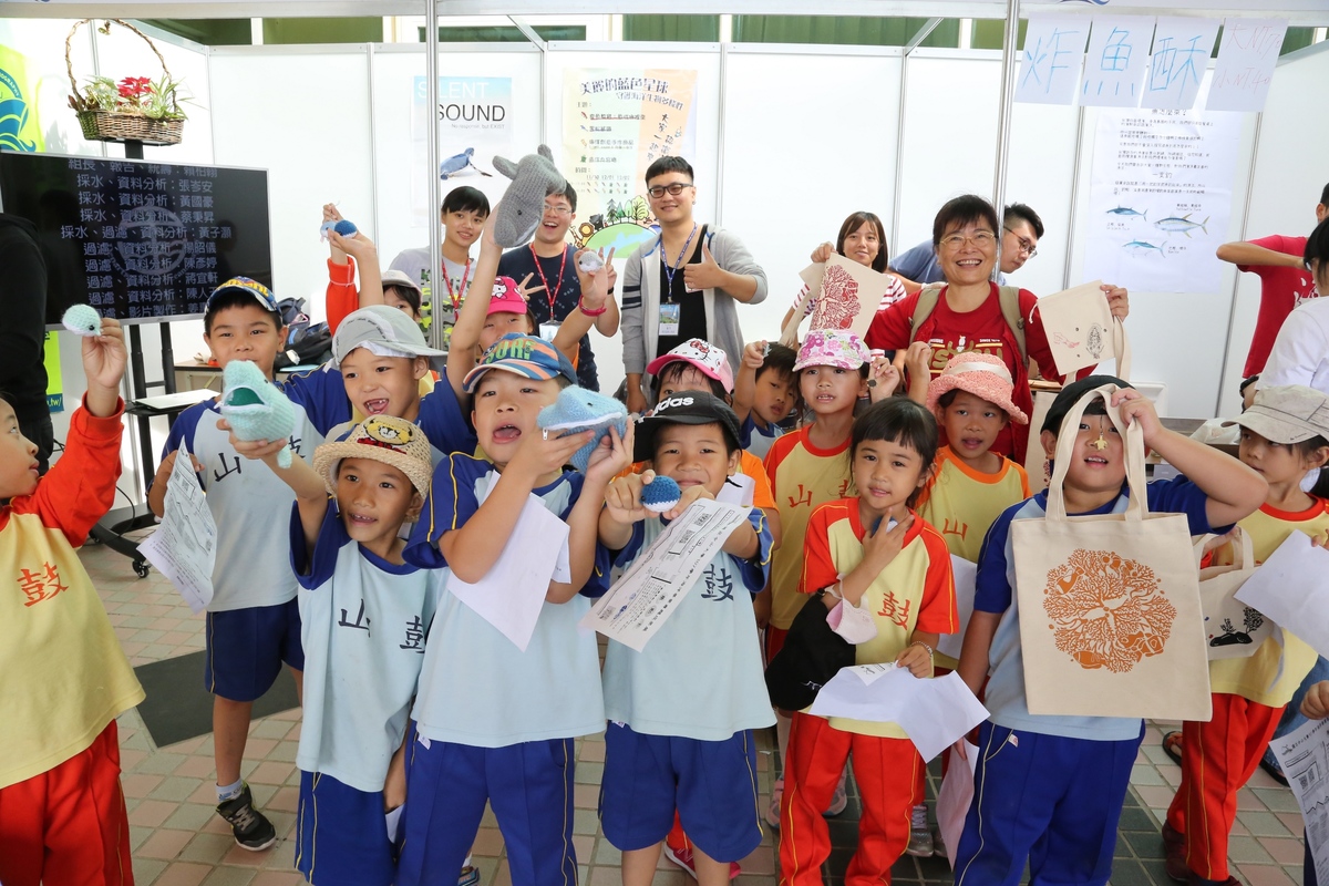 中山大學「海洋畢業專題成果展」,邀請台南、高雄共8所高中與國中小學,近5百名師生與民眾到場「聽」「看」關於海洋的各類科普知識。後排著紅衣者為海科系系主任陳孟仙教授。