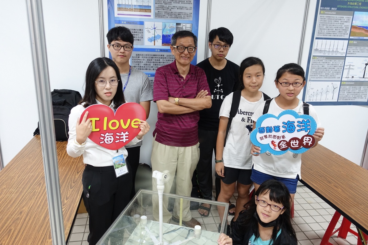 中山海工系師生展示創意海洋風力發電機設計「浮式風機」。左三為海工系教授陳邦富。
