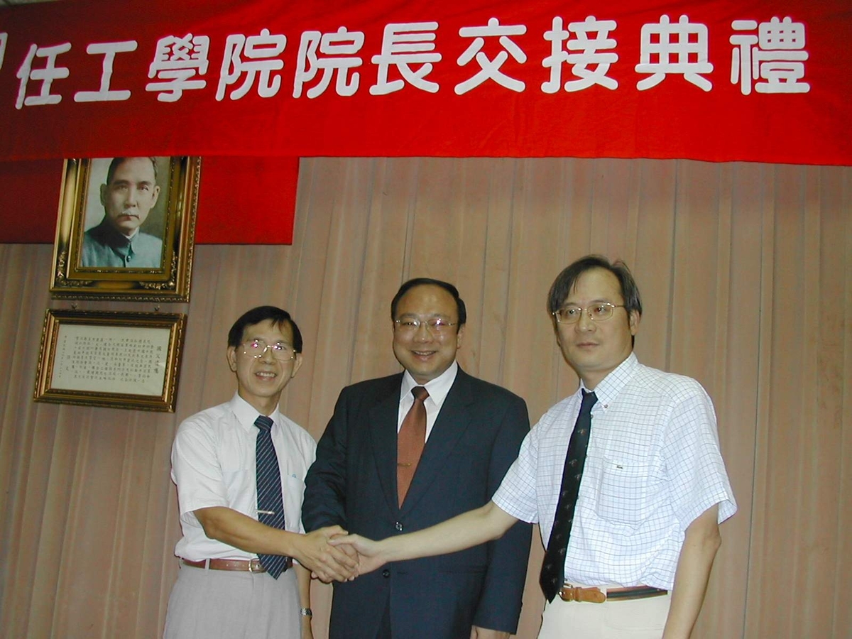 左為鄭木海教授，右為謝曉星教授，中為監交者劉維琪校長。(另開新視窗/jpg檔)圖片