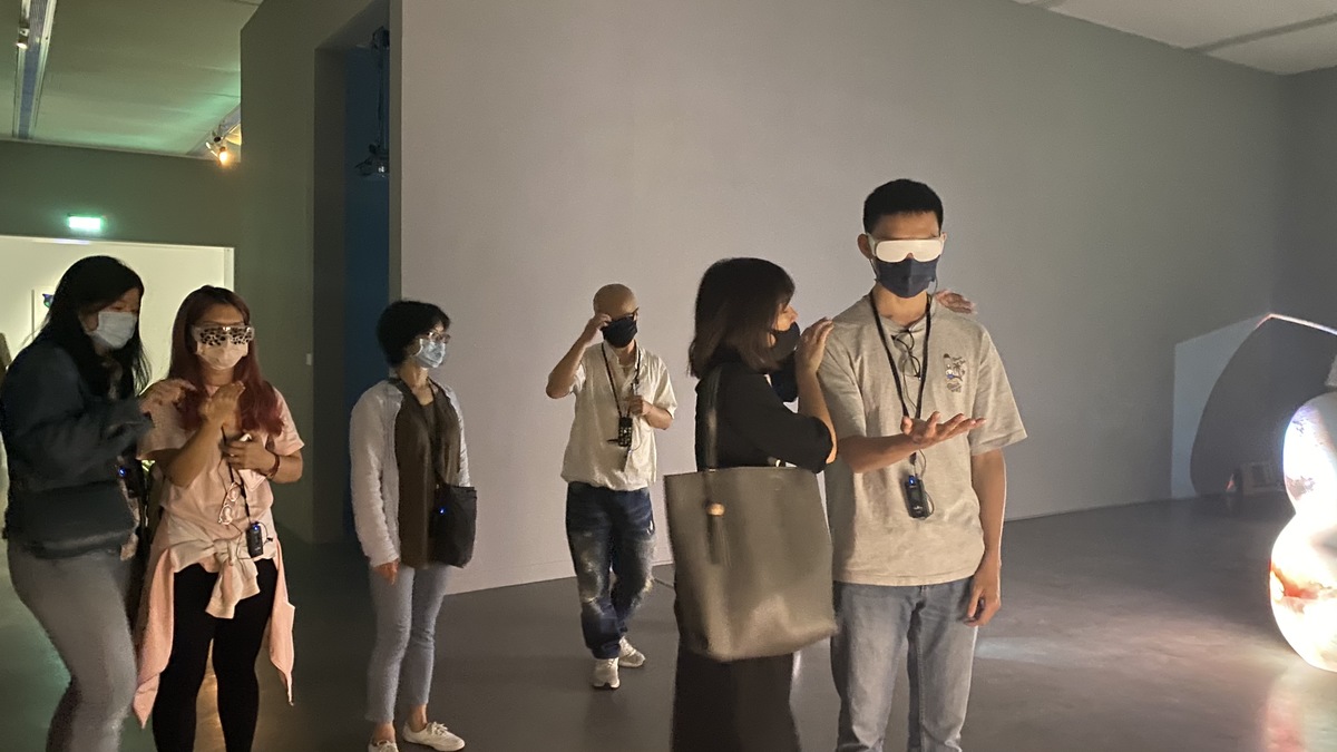 學員體驗視障者如何「看」展覽(另開新視窗/jpg檔)圖片