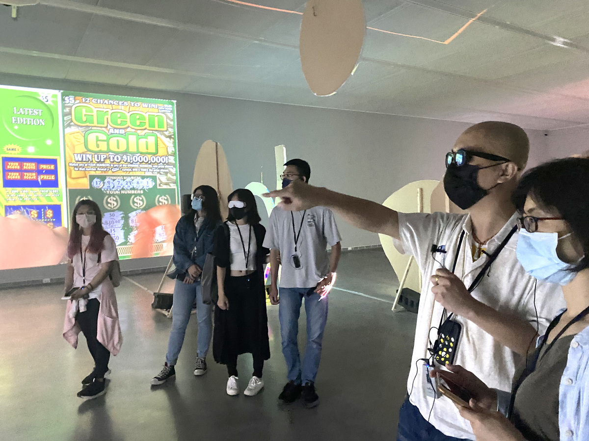 許家峰進行導覽(另開新視窗/jpg檔)圖片