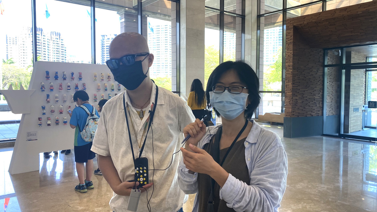 工作坊邀請資深藝文工作者、中途視障者許家峰（左）擔任講師(另開新視窗/jpg檔)圖片