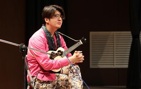 鄒世烈改編經典名曲 暢「彈」烏克麗麗(另開新視窗/jpg檔)圖片