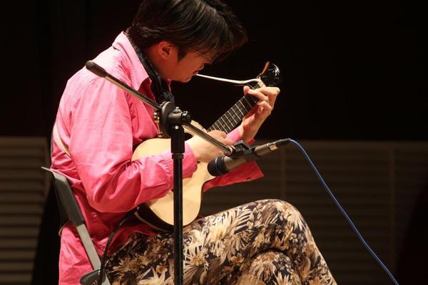 鄒世烈改編經典名曲 暢「彈」烏克麗麗(另開新視窗/jpg檔)圖片