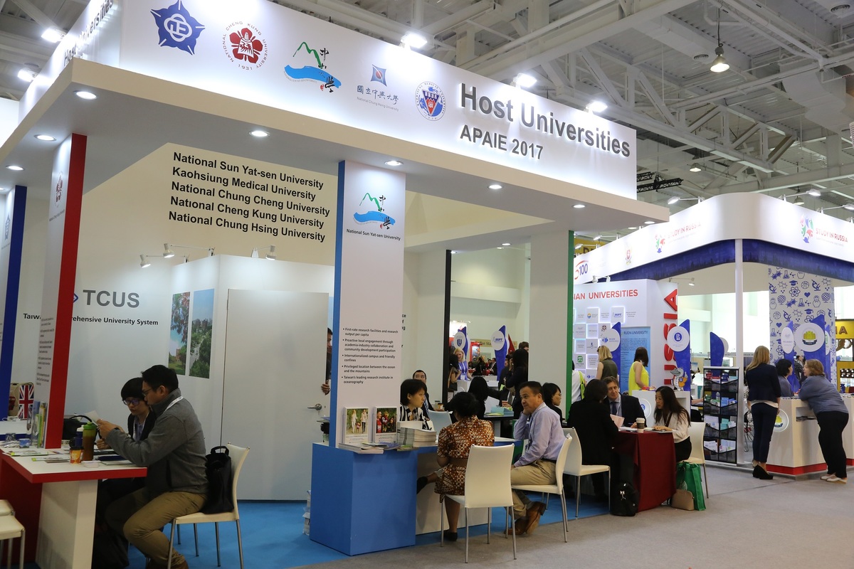 APAIE 2017為國內教育界最大規模的國際盛會。圖為台灣綜合大學系統展覽攤位，本次主辦單位為中山大學、 共同協辦單位為中山大學聯盟學校，包括高雄醫學大學、國立成功大學、國立中興大學及國立中正大學。(另開新視窗/jpg檔)圖片