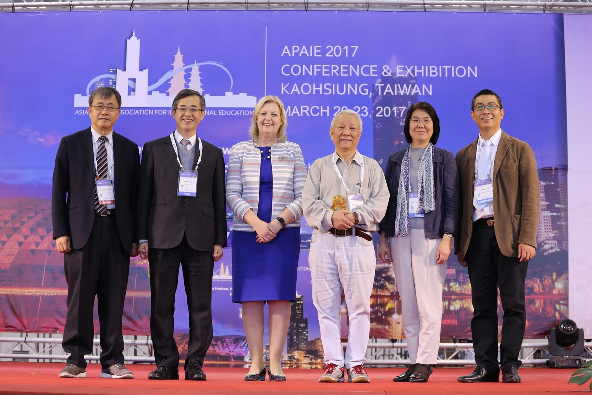 APAIE 2017 3月21日於高雄展覽館盛大開幕，本次由中山大學主辦，全球52國逾1500人共襄盛舉。左起中山大學校長鄭英耀、教育部次長姚立德、APAIE主席Susan Elliott、中研院院士曾志朗、教育部國際及兩岸教育司司長楊敏玲、中山大學國際長郭志文。(另開新視窗/jpg檔)圖片