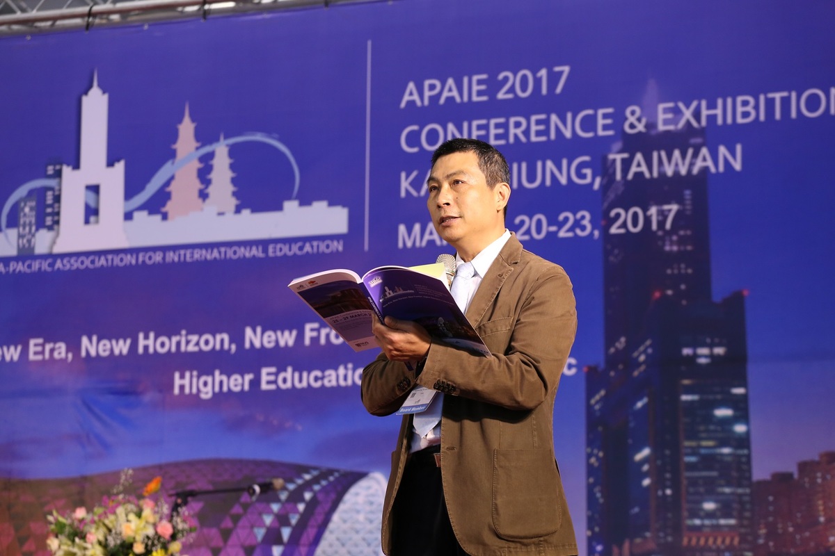 中山大學國際長郭志文介紹主題演講者曾志朗院士(另開新視窗/jpg檔)圖片
