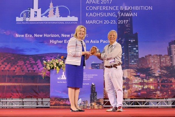 APAIE主席Susan Elliott致贈主題演講者曾志朗紀念品(另開新視窗/jpg檔)圖片