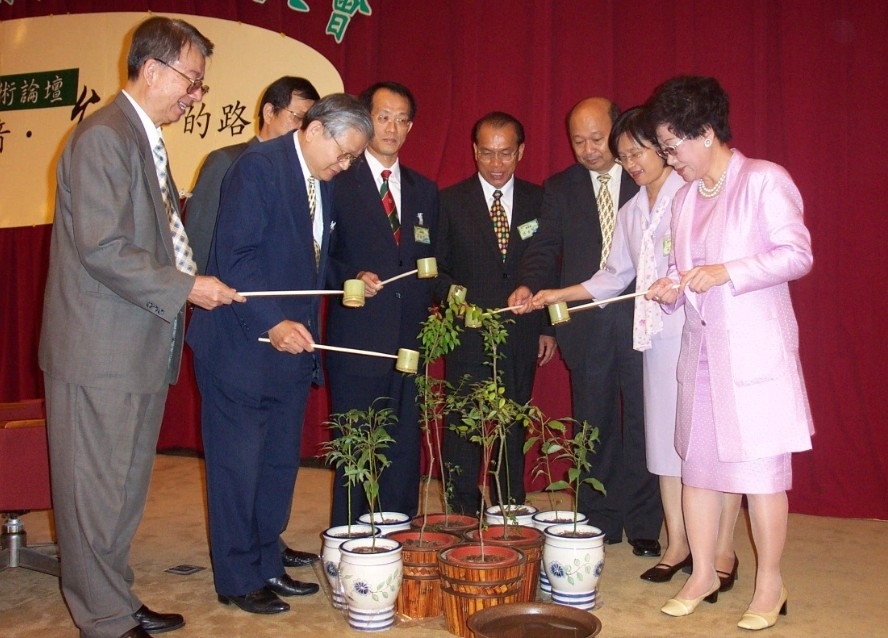 南方智庫成立儀式敦請呂副總統、林副市長、中山大學張校長、洪總召集人、林副總召集人、蔡院長、屏科大周校長及卓副總召集人，代表大家以竹杓將象徵清流的源頭活水，澆灌幼苗。象徵南方本土的清流，將以智慧之水辛勤澆灌南方智庫的幼苗成長。(另開新視窗/jpg檔)圖片