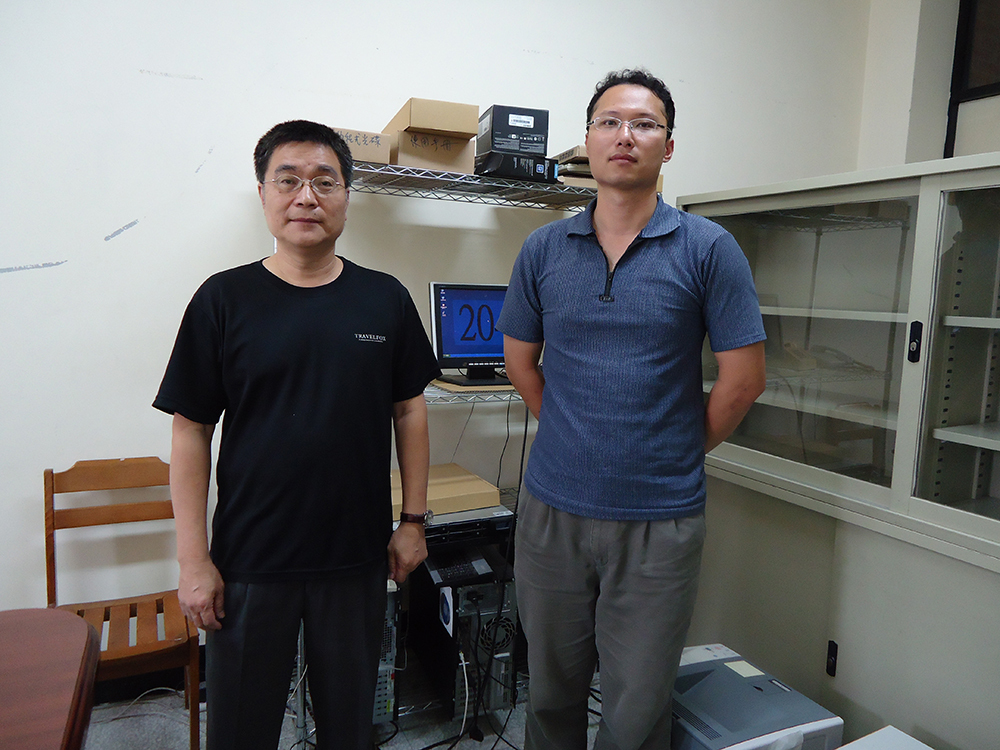 林惠民教授和黃信誠助理和伺服器合影(另開新視窗/jpg檔)圖片