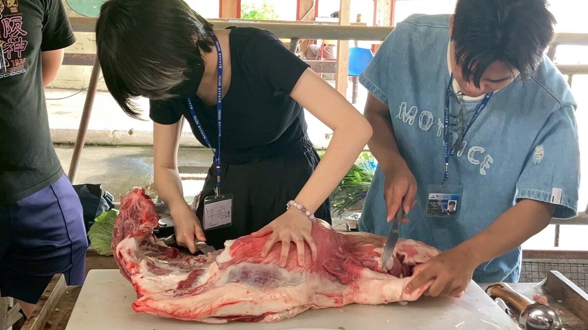 台日岡山美食文化交流宴會上學生協助調理岡山羊肉爐食材(另開新視窗/jpg檔)圖片