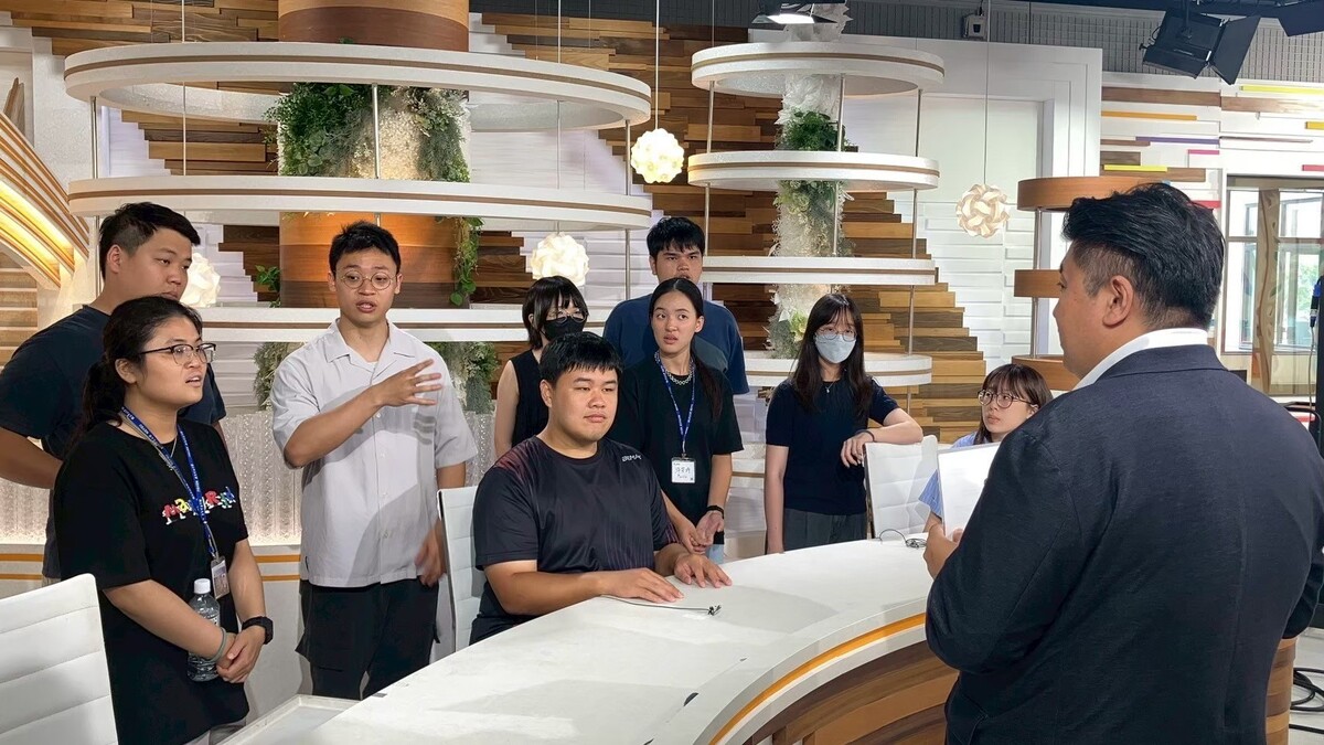 參觀岡山放送節目製作攝影棚現場(另開新視窗/jpg檔)圖片