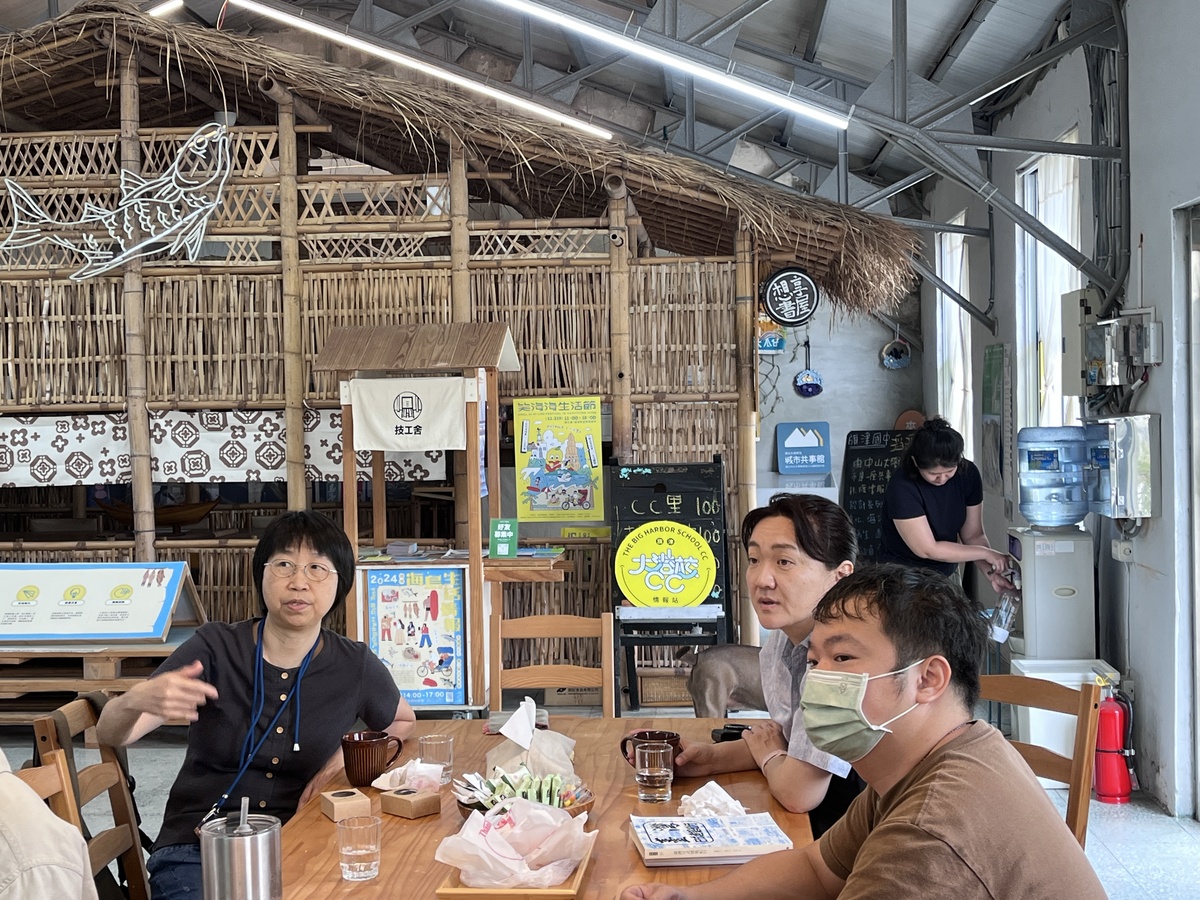 國立中山大學USR城市共事館計畫與落合准教授分享遭風災摧毀前與復原後的旗津社會開創基地。圖／林芮君(另開新視窗/jpg檔)圖片