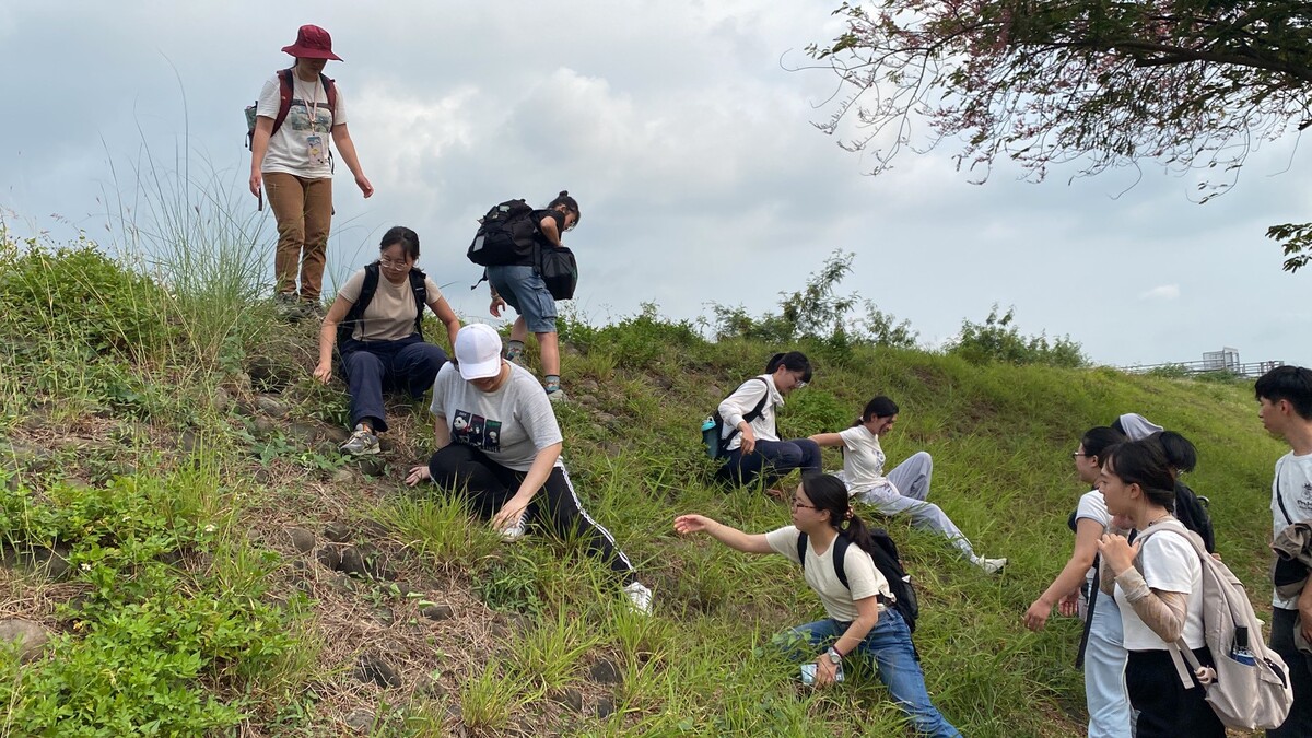 中山大學師生走讀旗山鵝卵石護岸，考察莫拉克風災歷史現場。圖／邱花妹(另開新視窗/jpg檔)圖片
