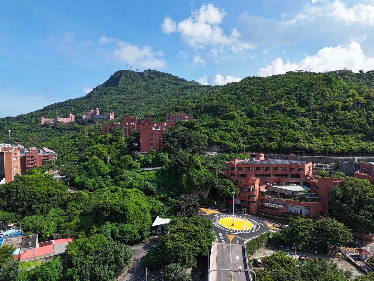中山大學啟用位於校內蓮海路三岔路口的全新「單車道標線圓環」(來源:高市府提供)(另開新視窗/jpg檔)圖片