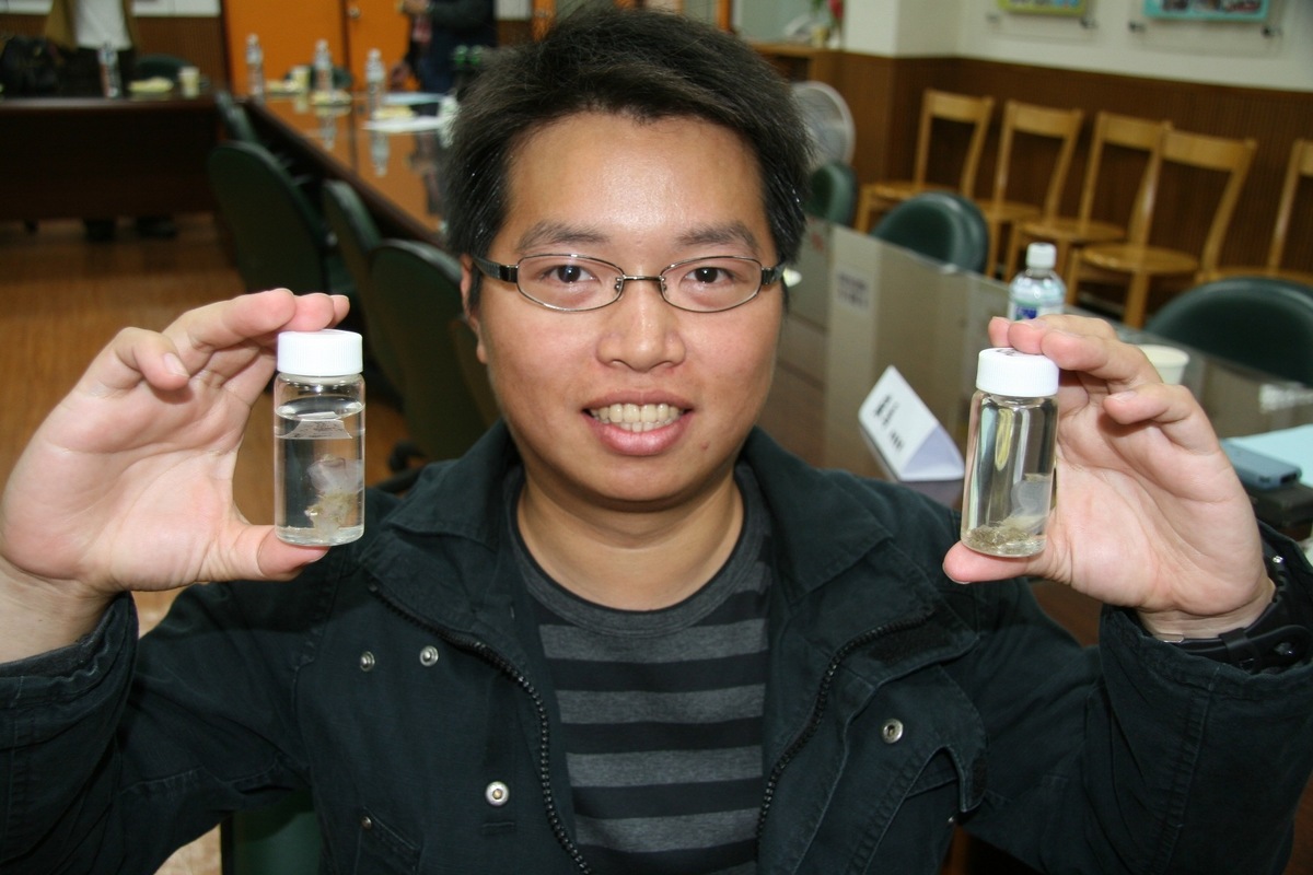 中山海生所博士生蘇室維手持海鞘（Rhopalaea respiciens）(另開新視窗/jpg檔)圖片