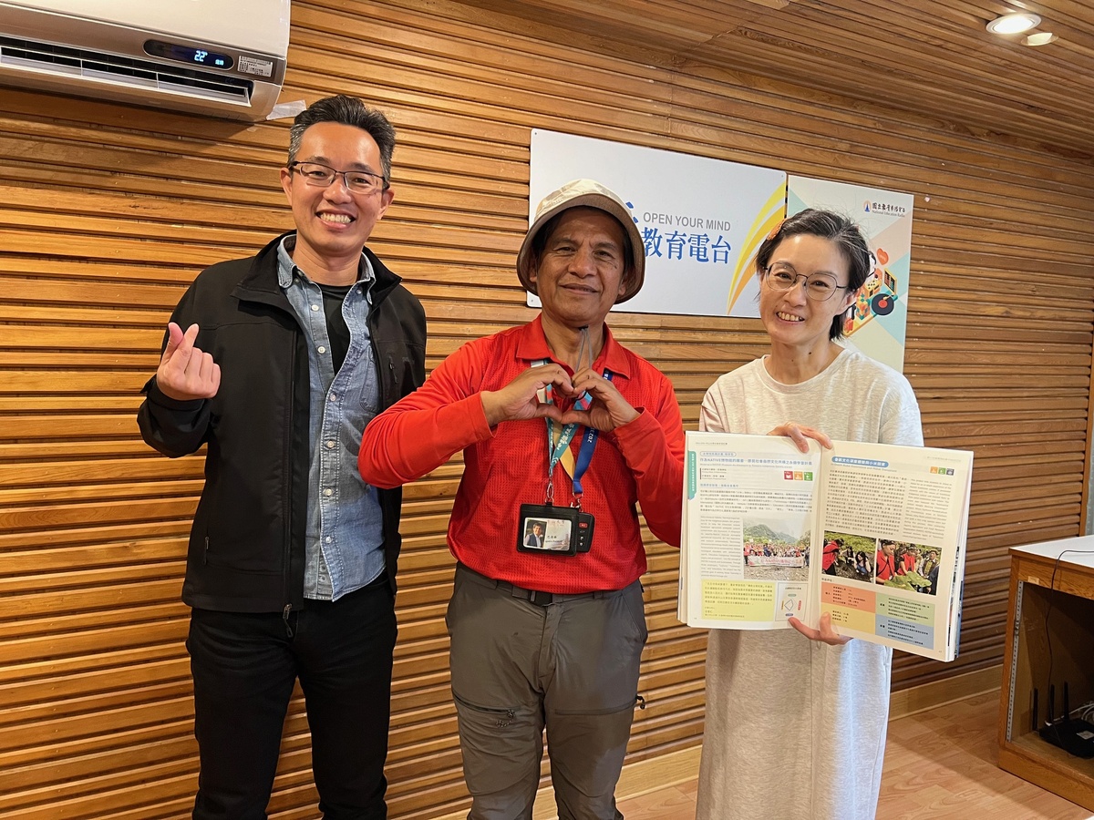 中山大學永續發展辦公室專業經理陳志維（左）與中山大學社會學系約聘副教授巴清雄（中）分享USR計畫以及「Native博物館的霧台實作現場」成果(另開新視窗/jpg檔)圖片