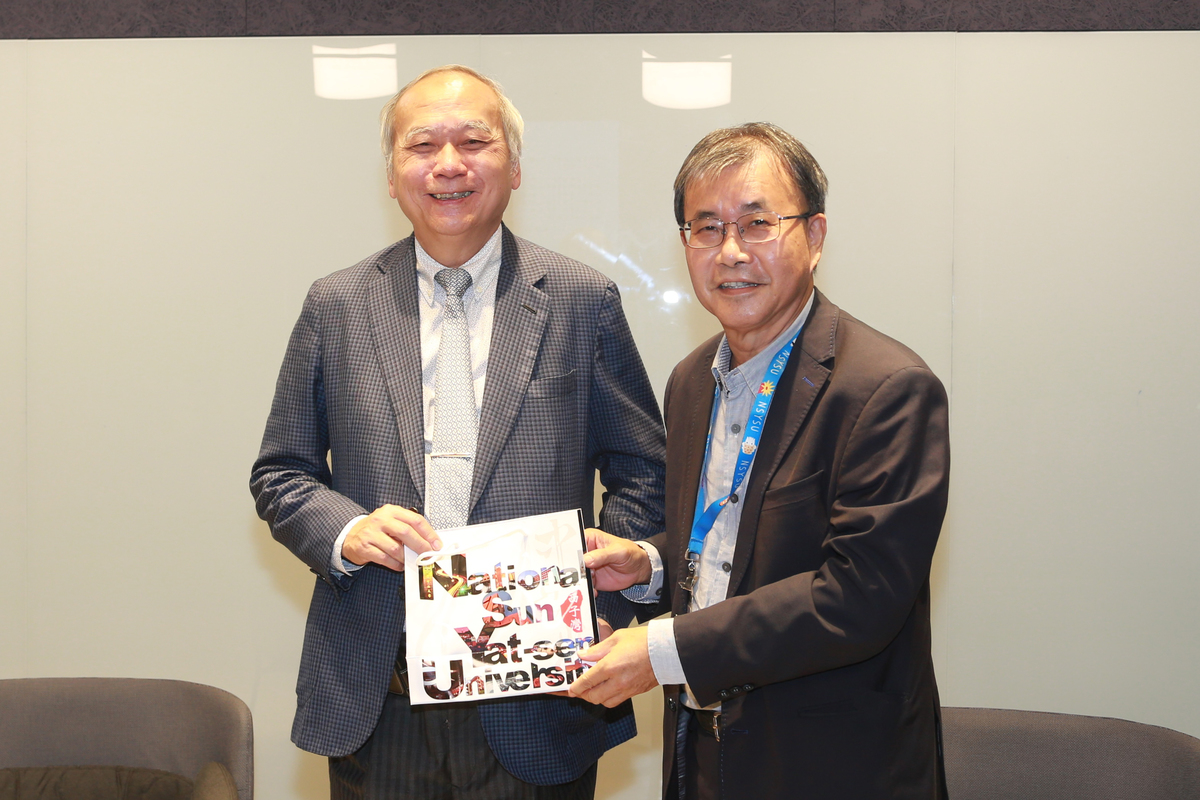 高雄長庚醫院名譽院長陳肇隆(左)來校演講，校長鄭英耀(右)致贈紀念品。(另開新視窗/jpg檔)圖片