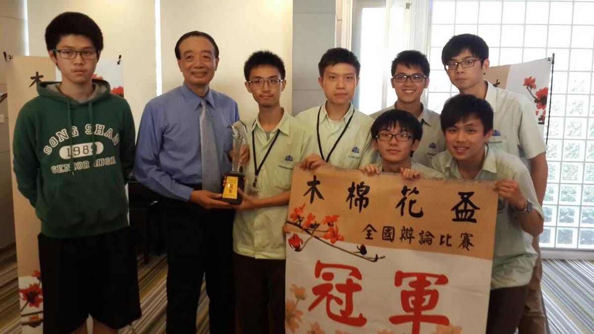 王培康頒獎給冠軍辯士團(另開新視窗/jpg檔)圖片