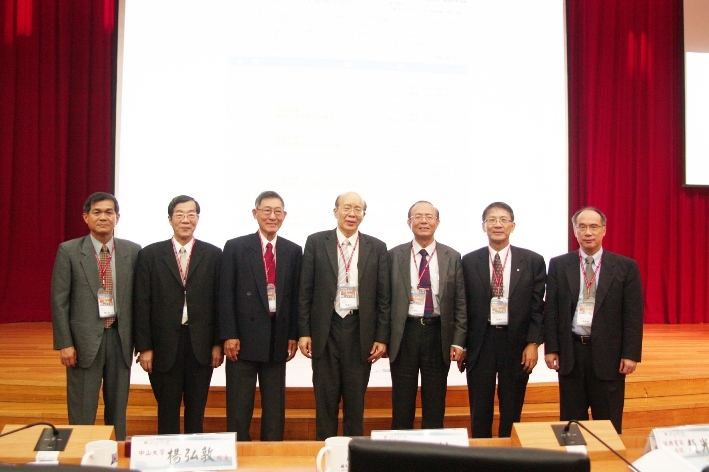 左起為中山大學校長楊弘敦、中國醫大校長黃榮村、瑞典皇家院士趙光安、台大校長李嗣涔、教育部政務次長林聰明、中興大學校長李德財、陽明大學校長梁賡義(另開新視窗/jpg檔)圖片