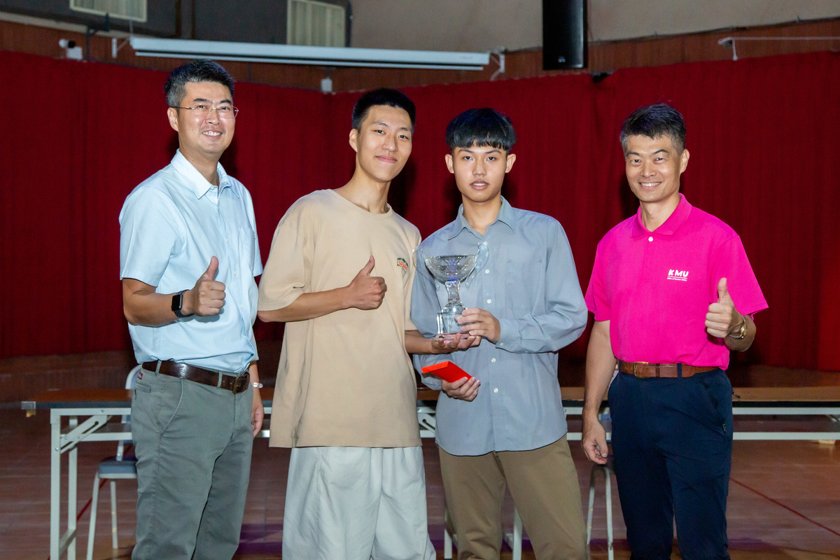 中山大學課外組組長林國欽（左一）、高醫課外組組長陳以德（右一）與冠軍隊伍合影。(另開新視窗/jpg檔)圖片