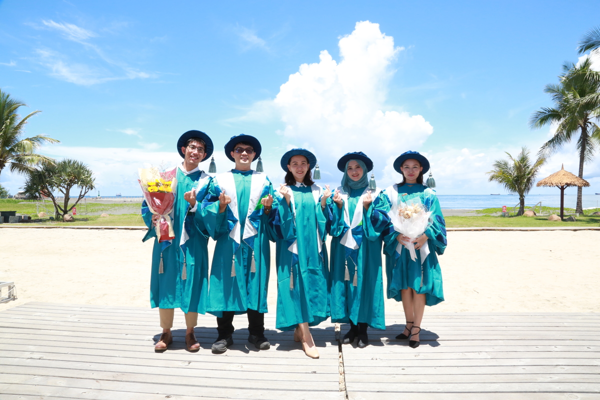 中山大學今年舉辦全國唯一的沙灘畢業典禮。