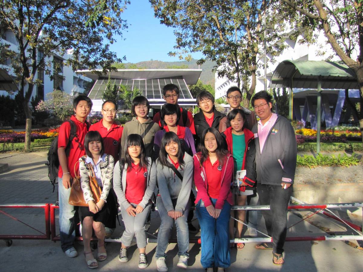 與姊妹校清邁大學學生校內合影(另開新視窗/jpg檔)圖片