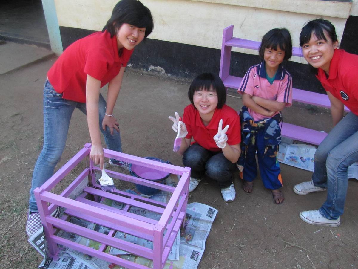 於Baan Changnai小學進行校舍油漆粉刷(另開新視窗/jpg檔)圖片