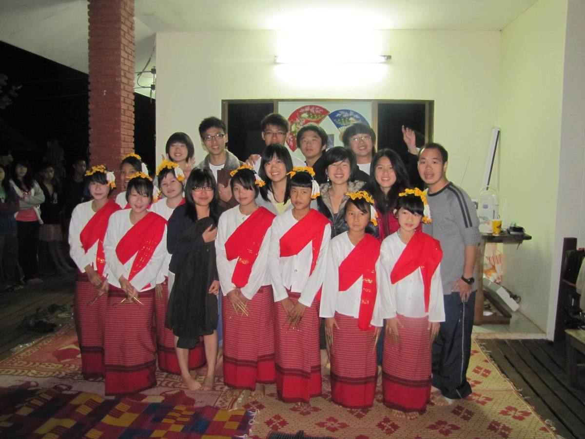 當地小學生傳統表演(另開新視窗/jpg檔)圖片