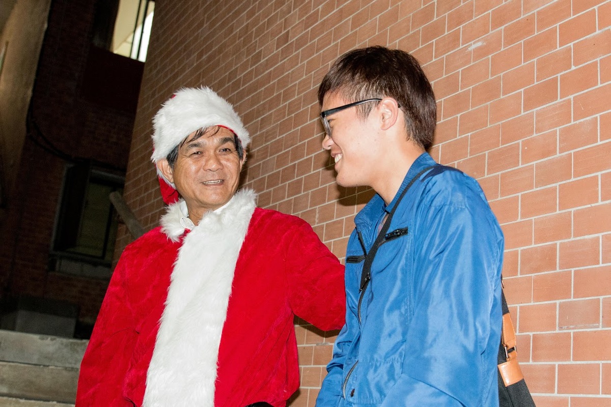 中山校長楊弘敦扮聖誕老人 入住學生宿舍發禮物(另開新視窗/jpg檔)圖片
