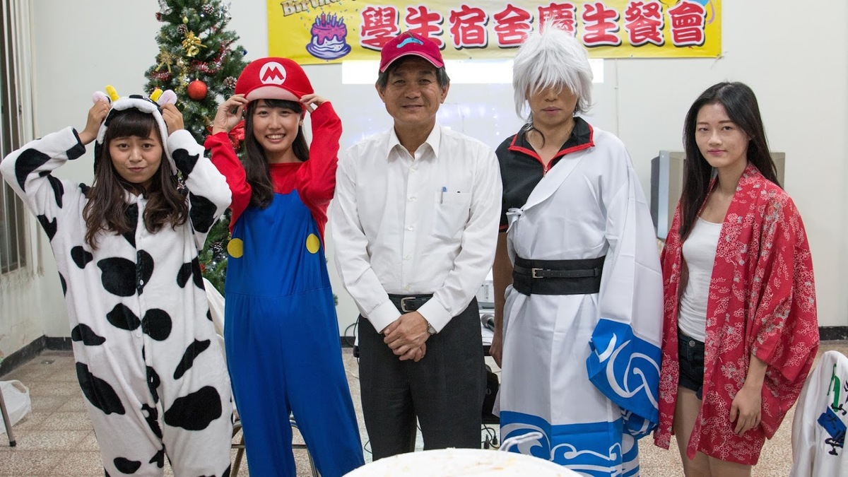 中山校長楊弘敦扮聖誕老人 入住學生宿舍發禮物(另開新視窗/jpg檔)圖片