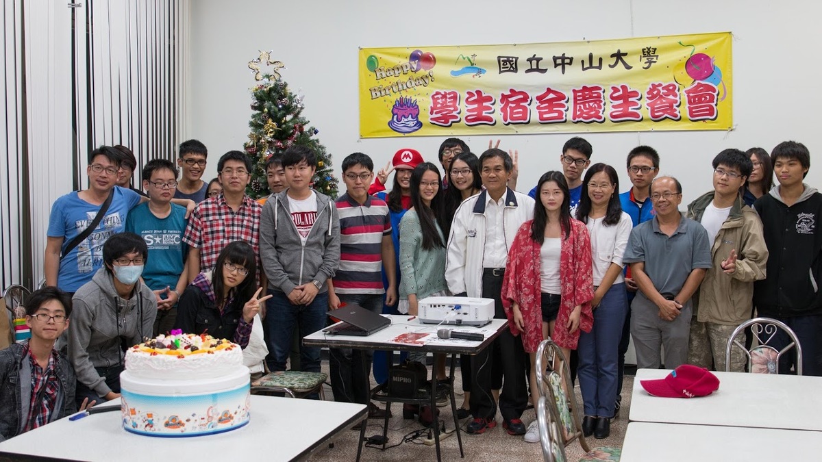 中山校長楊弘敦扮聖誕老人 入住學生宿舍發禮物(另開新視窗/jpg檔)圖片