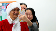 中山校長楊弘敦扮聖誕老人 入住學生宿舍發禮物(另開新視窗/png檔)圖片