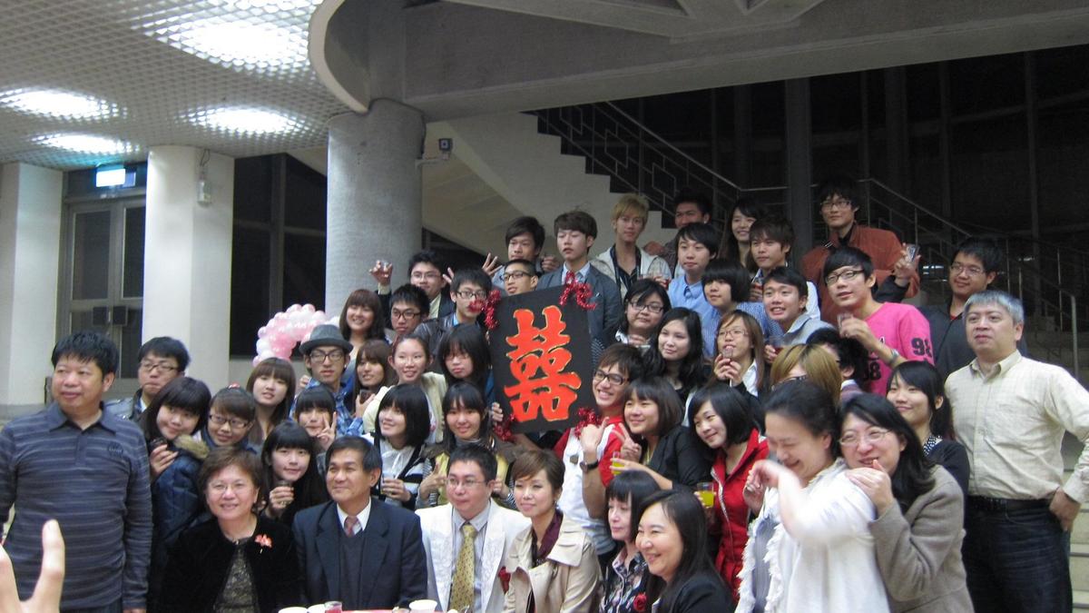 大一學生自製卡片與新人、校長、教務長、院長及全體教師合影(另開新視窗/jpg檔)圖片