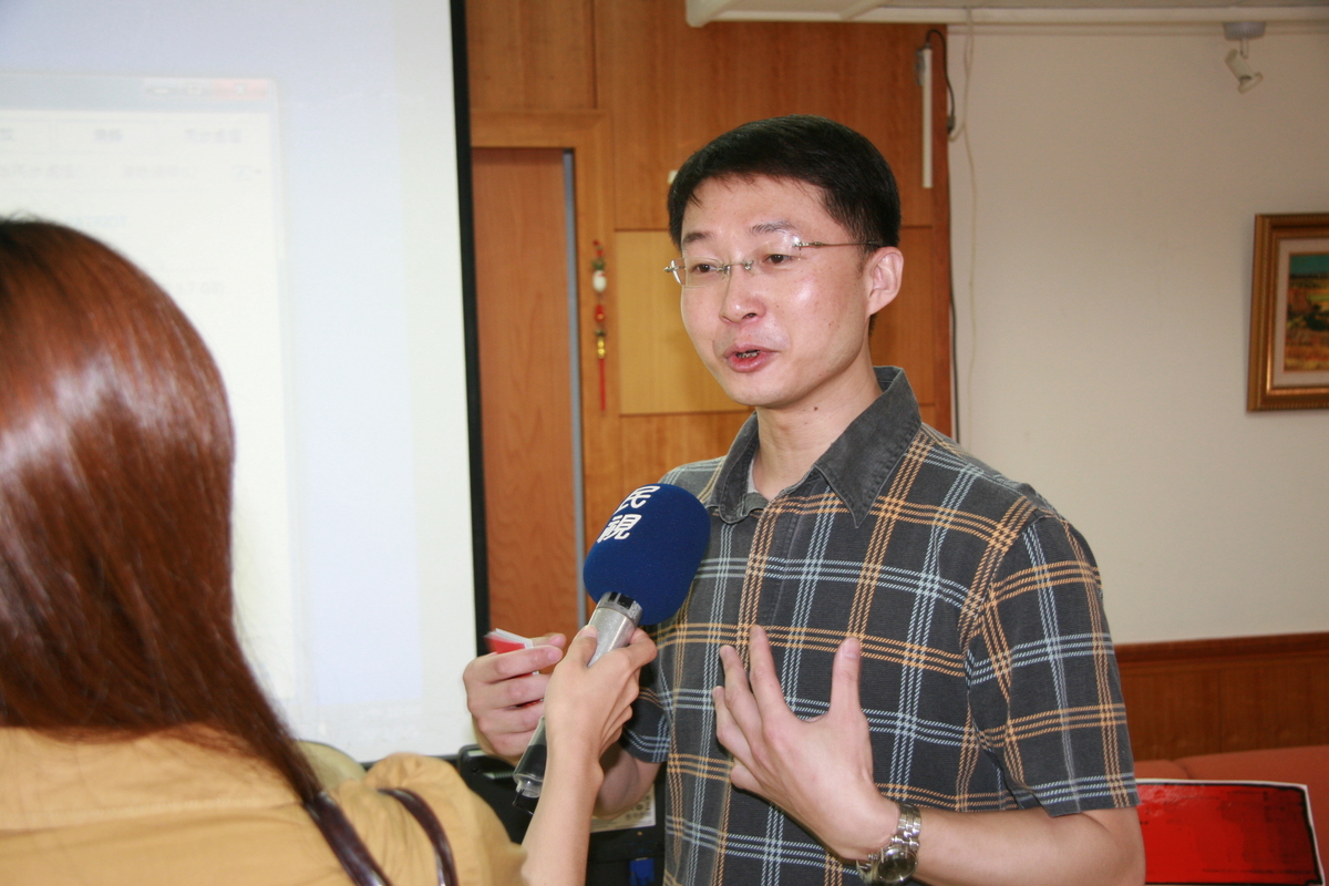 邱文彬老師接受採訪(另開新視窗/jpg檔)圖片