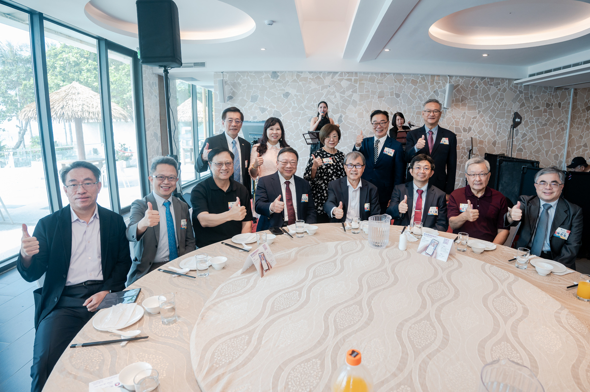 前排左起傑出校友張祐銘、傑出校友聯誼會會長胡絢貿、校友總會理事長黃烱輝、前校長劉維琪、教育部長鄭英耀、校長李志鵬、校友總會前理事長謝進南、副校長陳彥旭；後排左起副校長許博欽、胡絢貿夫人陳惠玲、傑出校友楊順美、傑出校友陶翼青、傑出校友金星。(另開新視窗/jpg檔)圖片