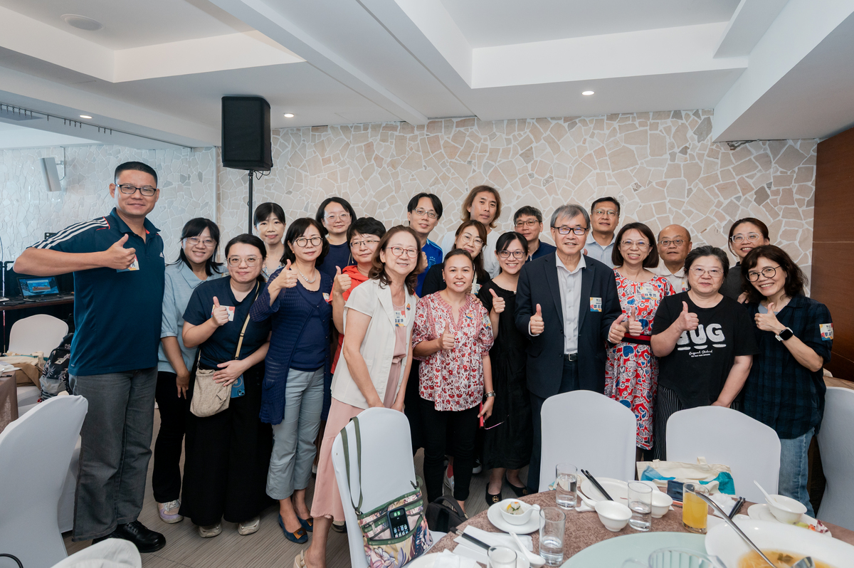 教育所校友與鄭英耀部長合影(另開新視窗/jpg檔)圖片