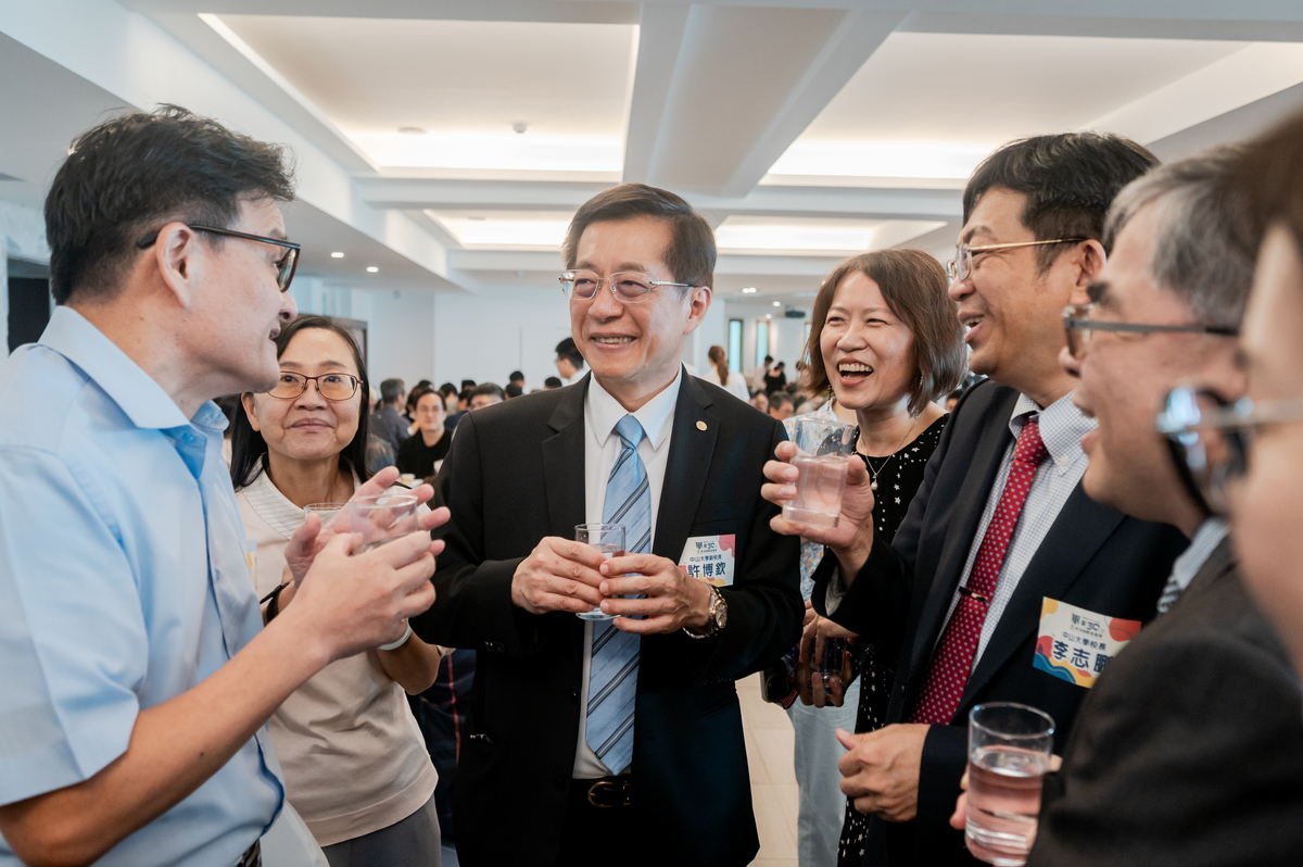 師長與校友交流熱絡(另開新視窗/jpg檔)圖片