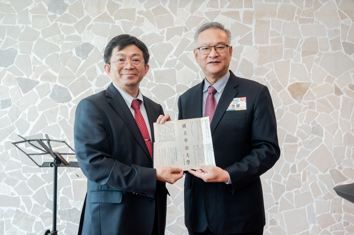 外文系74級畢業的傑出校友、前外交官金星（右）帶來珍藏的第一屆招生簡章，贈予中山大學收藏於校史室。(另開新視窗/jpg檔)圖片