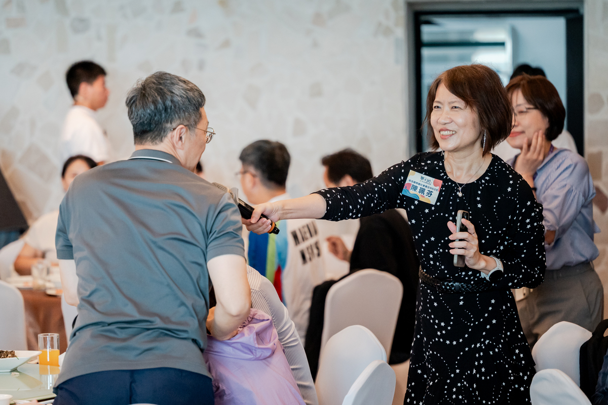 校友服務暨社會中心陳珮芬主任主持趣味問答(另開新視窗/jpg檔)圖片