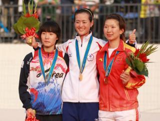 黃郁婷(中)獲女子500m金牌(另開新視窗/jpg檔)圖片