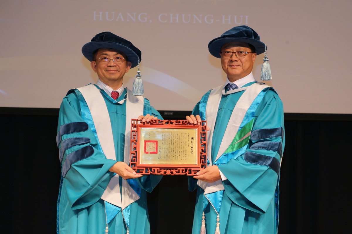 國立中山大學今（30）日舉行「名譽博士學位頒授典禮」，由校長李志鵬頒授欣巴巴事業總裁黃烱輝（右）名譽管理學博士學位。(另開新視窗/jpg檔)圖片