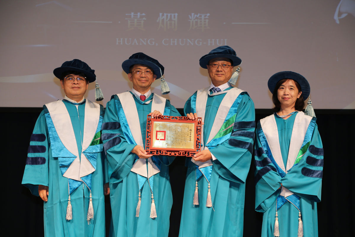 國立中山大學今（30）日舉行「名譽博士學位頒授典禮」，由校長李志鵬頒授欣巴巴事業總裁黃烱輝名譽管理學博士學位。(另開新視窗/jpg檔)圖片