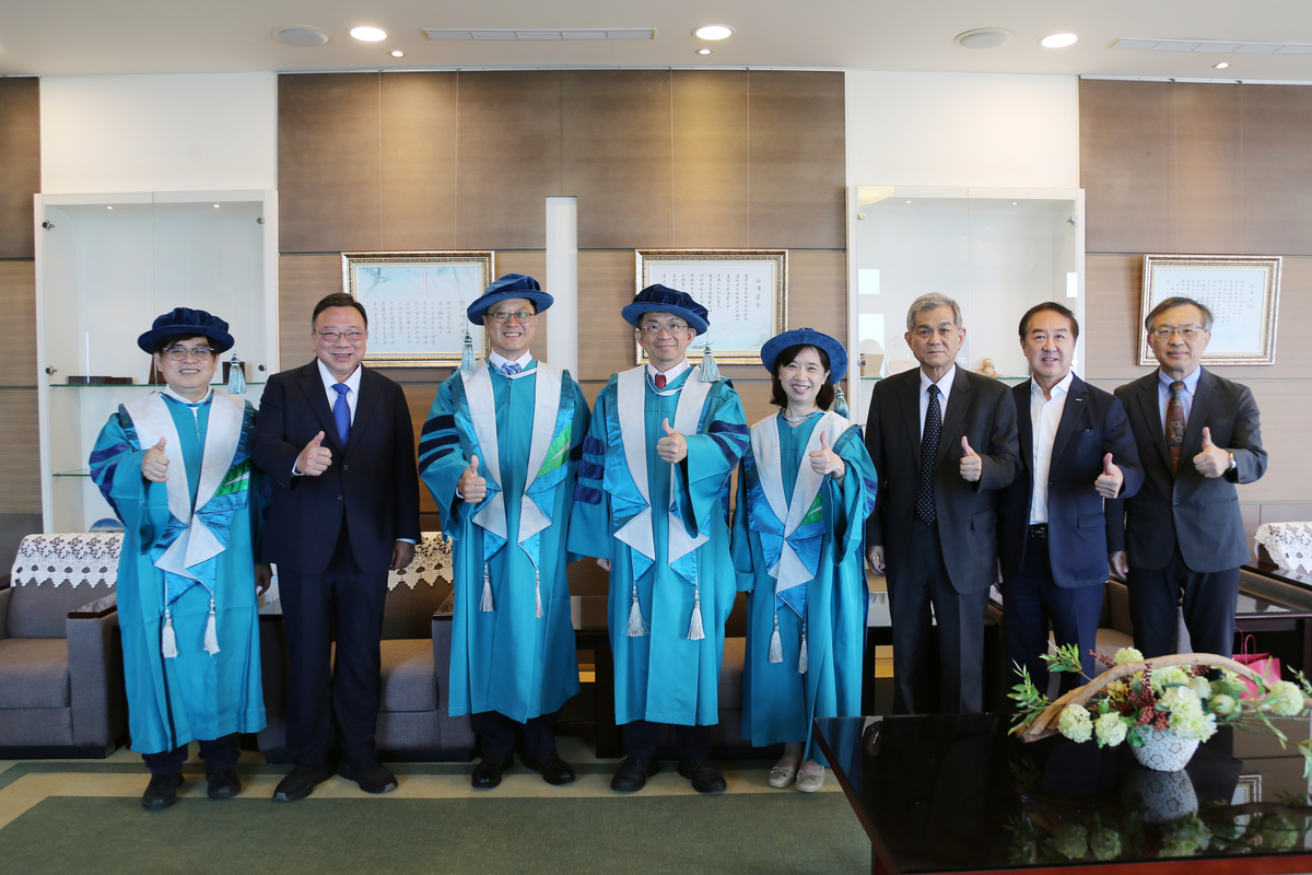 國立中山大學今（30）日舉行「名譽博士學位頒授典禮」，由校長李志鵬頒授欣巴巴事業總裁黃烱輝（右）名譽管理學博士學位。(另開新視窗/jpg檔)圖片