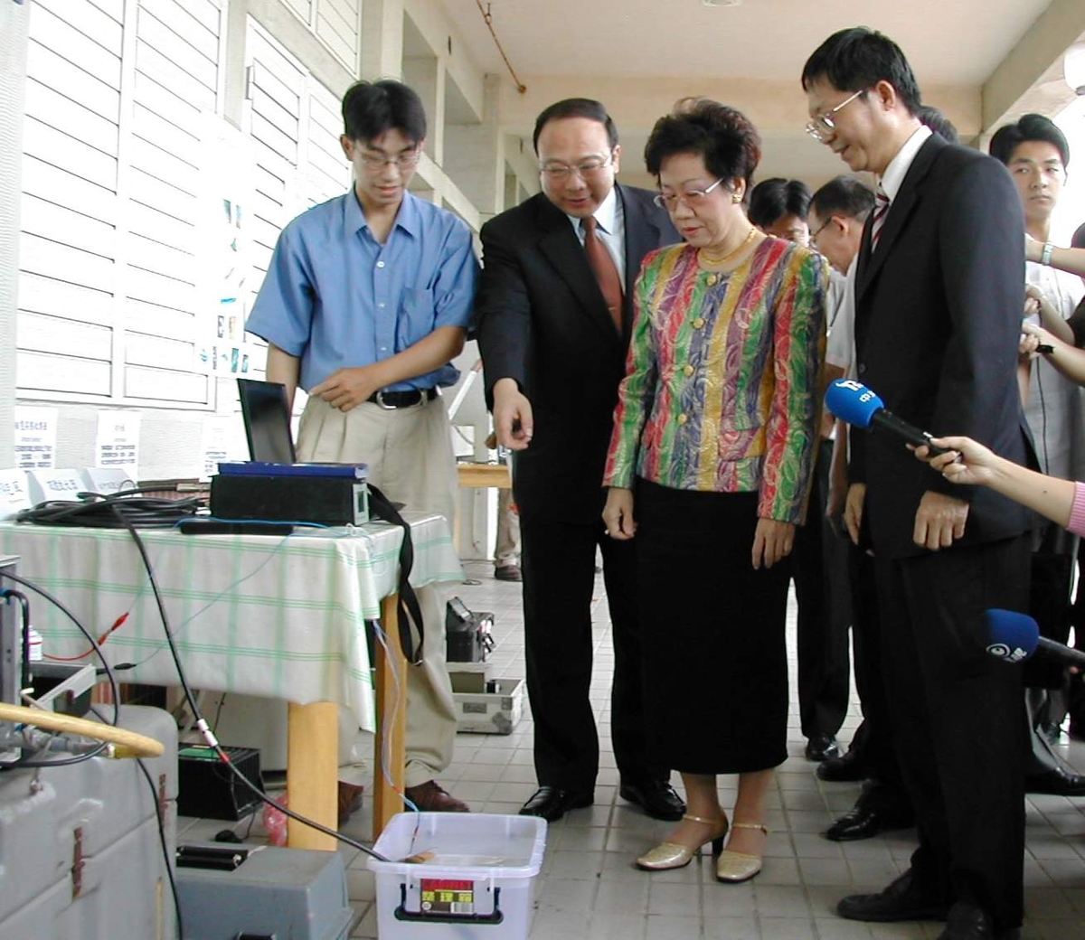 呂副總統參訪中山大學海洋科學學院，在劉維琪校長陪同下了解淺水多音束測深系統的功能。(另開新視窗/jpg檔)圖片